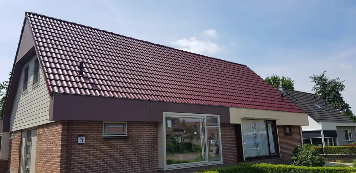 In Harderwijk een woning voorzien van rode dakcoating
