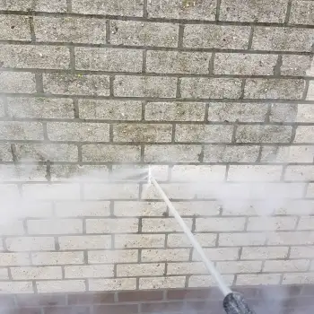 In Stadskanaal muren reiniging met heet water