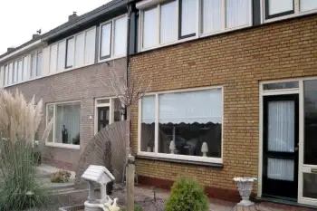 Gevelreiniging. Uw Gevel als nieuw. Het verschil met het huis er naast is enorm!