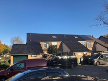 Enschede deze dakpanen gereinigd en voorzien van een nieuwe dakpan coating Enschede deze dakpanen gereinigd en voorzien van een nieuwe dakpan coating