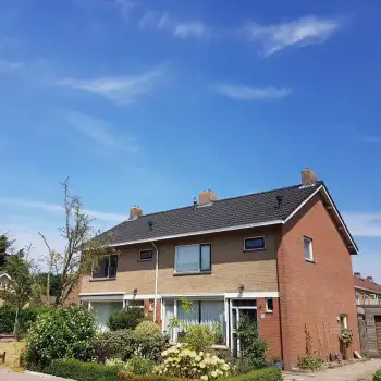 Dakpannen reinigen en coaten  in harderwijk voor woningcooperatie UWOON