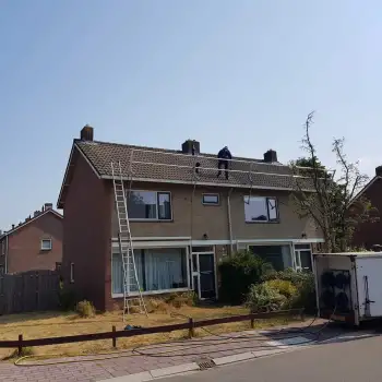 Dakpannen reinigen en coaten  in harderwijk voor woningcooperatie UWOON