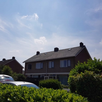 Dakpannen reinigen en coaten in harderwijk voor woningcooperatie UWOON Dakpannen reinigen en coaten in harderwijk voor woningcooperatie UWOON