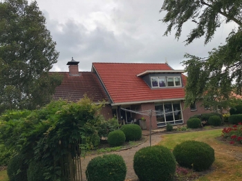 Oosternijkerk dak schoon gemaakt en rode dakcoating Oosternijkerk dak schoon gemaakt en rode dakcoating