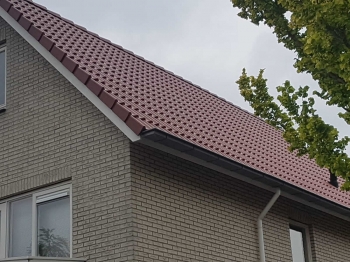 Vrijstaande woning in Assen voorzien van rode dakcoating Vrijstaande woning in Assen voorzien van rode dakcoating