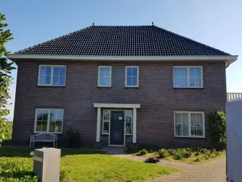 In De Knipe een vrijstaande woning voorzien van zwarte dakcoating.