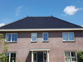 In De Knipe een vrijstaande woning voorzien van zwarte dakcoating.