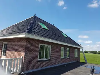 In De Knipe een vrijstaande woning voorzien van zwarte dakcoating.