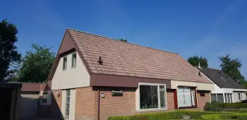 In Harderwijk een woning voorzien van rode dakcoating