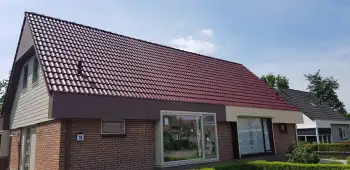 In Harderwijk een woning voorzien van rode dakcoating