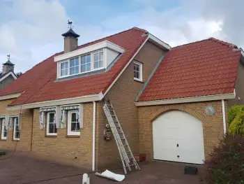 Muntendam een woning voorzien van rode dakcoating