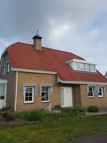 Muntendam een woning voorzien van rode dakcoating