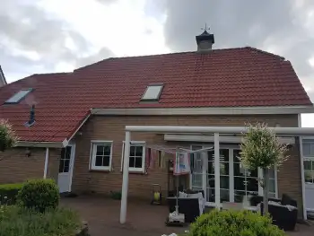 Muntendam een woning voorzien van rode dakcoating