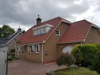 Muntendam een woning voorzien van rode dakcoating