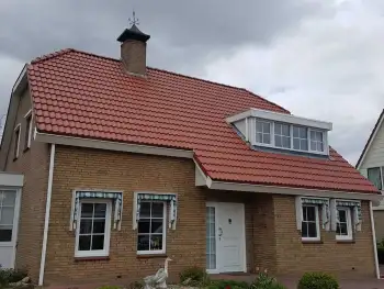 Muntendam een woning voorzien van rode dakcoating