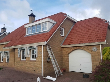 Muntendam een woning voorzien van rode dakcoating Muntendam een woning voorzien van rode dakcoating