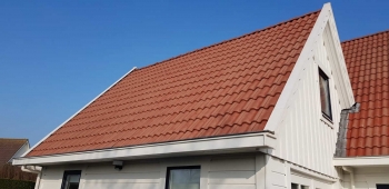 Sneek een woning met rode dakpannen voorzien van zwarte dakcoating Sneek een woning met rode dakpannen voorzien van zwarte dakcoating