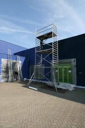 Nieuwe gevelcoating voor bedrijfspand met behulp van airless coating