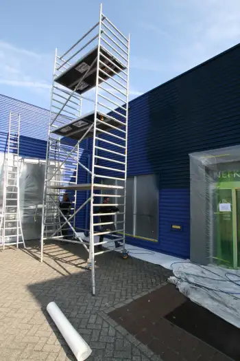 Nieuwe gevelcoating voor bedrijfspand met behulp van airless coating