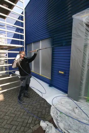 Nieuwe gevelcoating voor bedrijfspand met behulp van airless coating