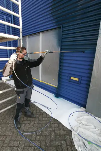 Nieuwe gevelcoating voor bedrijfspand met behulp van airless coating