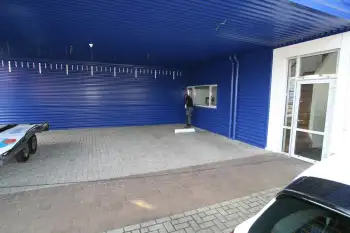 Nieuwe gevelcoating voor bedrijfspand met behulp van airless coating