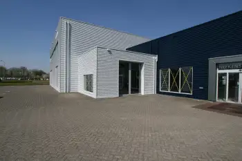 Nieuwe gevelcoating voor bedrijfspand met behulp van airless coating