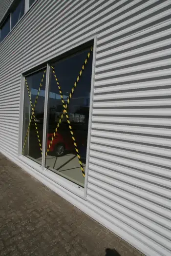 Nieuwe gevelcoating voor bedrijfspand met behulp van airless coating