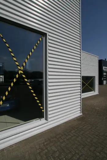 Nieuwe gevelcoating voor bedrijfspand met behulp van airless coating