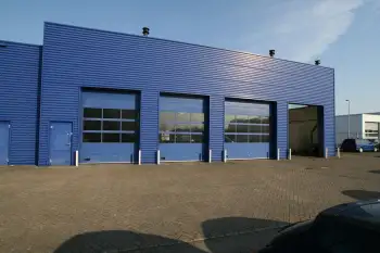 Nieuwe gevelcoating voor bedrijfspand met behulp van airless coating