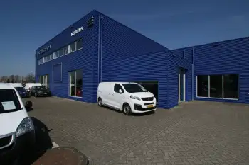 Nieuwe gevelcoating voor bedrijfspand met behulp van airless coating