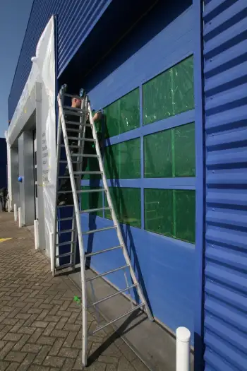 Nieuwe gevelcoating voor bedrijfspand met behulp van airless coating