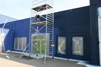 Nieuwe gevelcoating voor bedrijfspand met behulp van airless coating