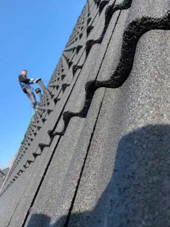 Stadskanaal betonpannen van een vwoning voorzien van zwarte dakcoating