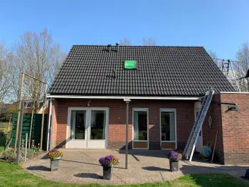 Stadskanaal betonpannen van een vwoning voorzien van zwarte dakcoating