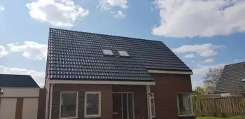 Stadskanaal betonpannen van een vwoning voorzien van zwarte dakcoating