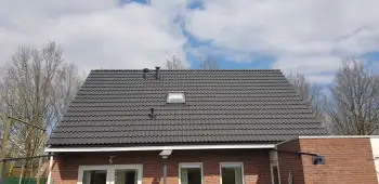 Stadskanaal betonpannen van een vwoning voorzien van zwarte dakcoating