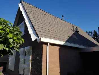 In Ter Apel dakpannen voorzien van zwarte dakcoating