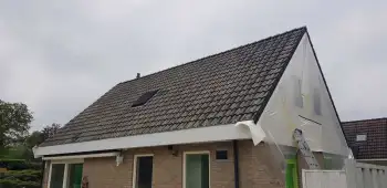 In Tolbert een woning voorzien van blauwe dakcoating