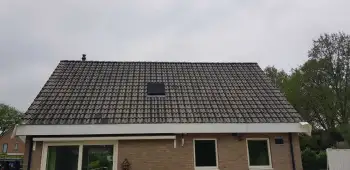 In Tolbert een woning voorzien van blauwe dakcoating