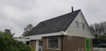 In Tolbert een woning voorzien van blauwe dakcoating