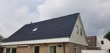 In Tolbert een woning voorzien van blauwe dakcoating