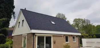 In Tolbert een woning voorzien van blauwe dakcoating