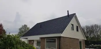 In Tolbert een woning voorzien van blauwe dakcoating