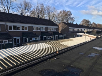 Voor een woningbouwstichting reinigen van gevels en daken van 156 bergingen Voor een woningbouwstichting reinigen van gevels en daken van 156 bergingen