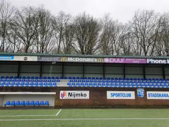 Reinigen en coaten van de SC voetbal tribune in Stadskanaal