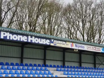 Reinigen en coaten van de SC voetbal tribune in Stadskanaal