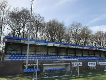 Reinigen en coaten van de SC voetbal tribune in Stadskanaal