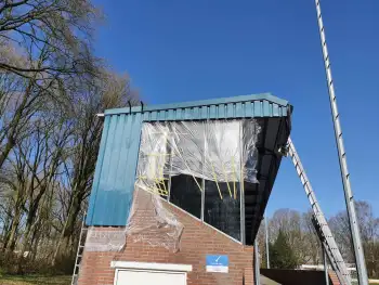 Reinigen en coaten van de SC voetbal tribune in Stadskanaal