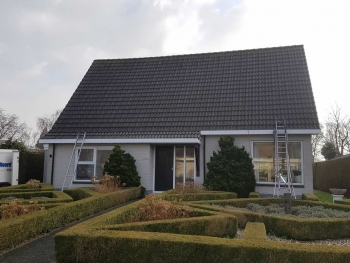 Dakpannen hogedruk reinigen in Burgum door Dak & Gevel Noord Dakpannen hogedruk reinigen in Burgum door Dak & Gevel Noord